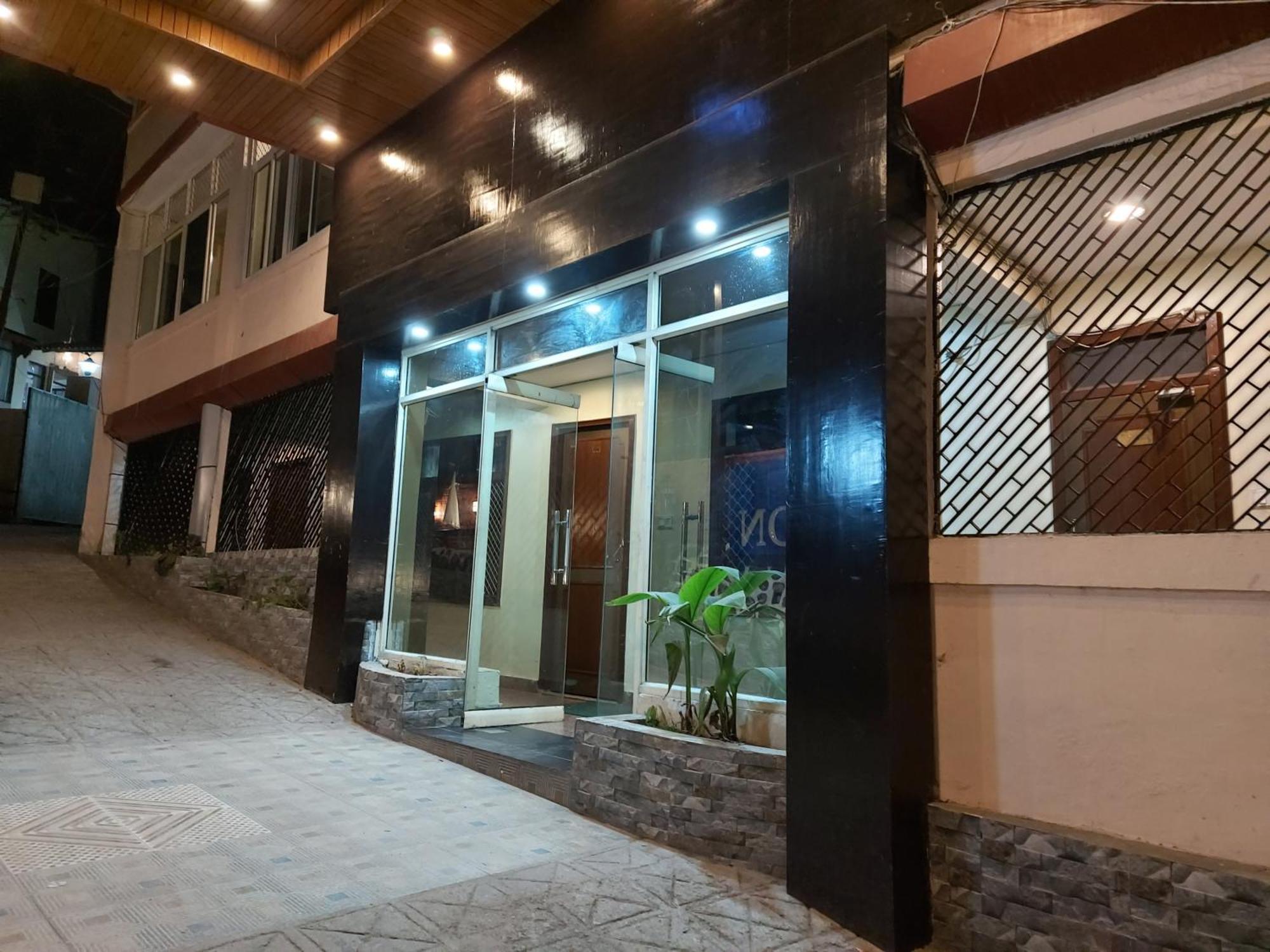 Goroomgo Moon Nainital Near Naini Lake - Parking & Lift Facilities -Hygiene And Spacious Room - Best Seller Dış mekan fotoğraf