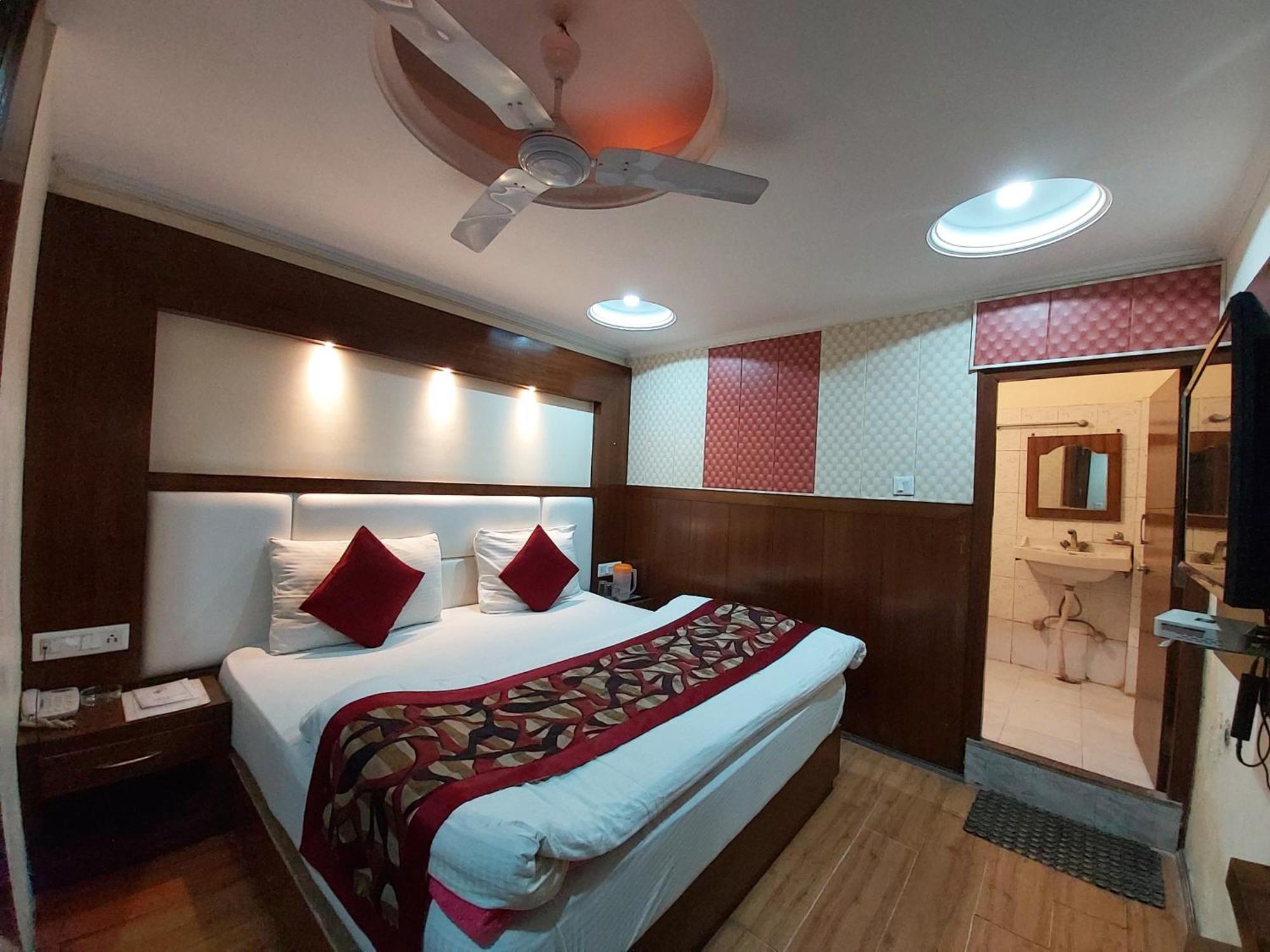Goroomgo Moon Nainital Near Naini Lake - Parking & Lift Facilities -Hygiene And Spacious Room - Best Seller Dış mekan fotoğraf